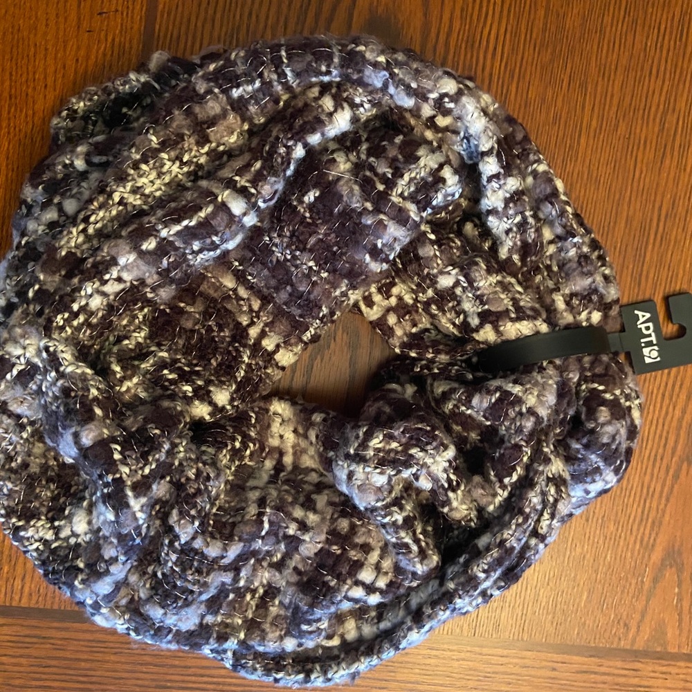 Women’s Apt 9 loop scarf in grey, black, & white!